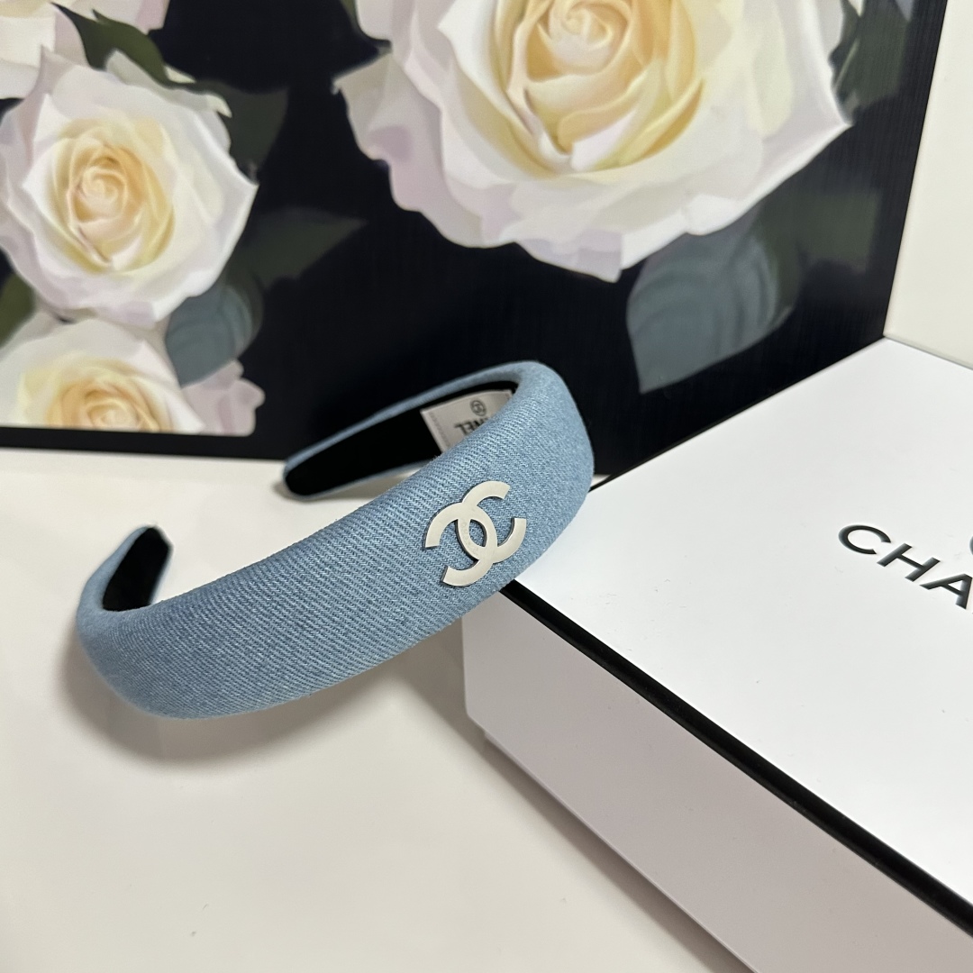 配专柜包装
Chanel（香奈儿）最新官网同款发箍
小仙女入手
特殊材质 不嘞头
可盐可甜～