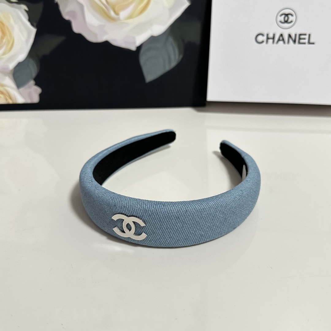 配专柜包装
Chanel（香奈儿）最新官网同款发箍
小仙女入手
特殊材质 不嘞头
可盐可甜～