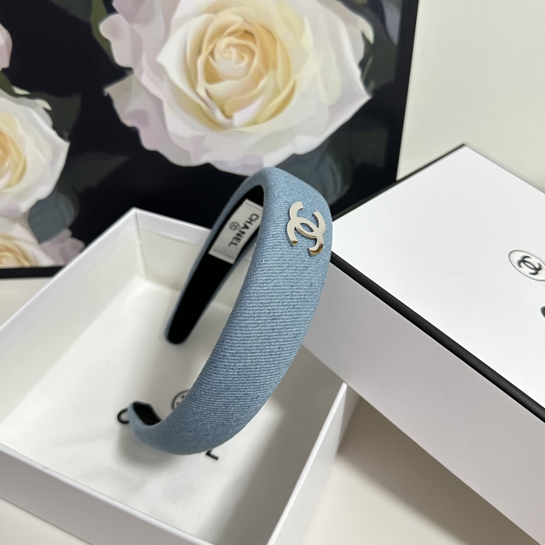  配专柜包装
Chanel（香奈儿）最新官网同款发箍
小仙女入手
特殊材质 不嘞头
可盐可甜～
