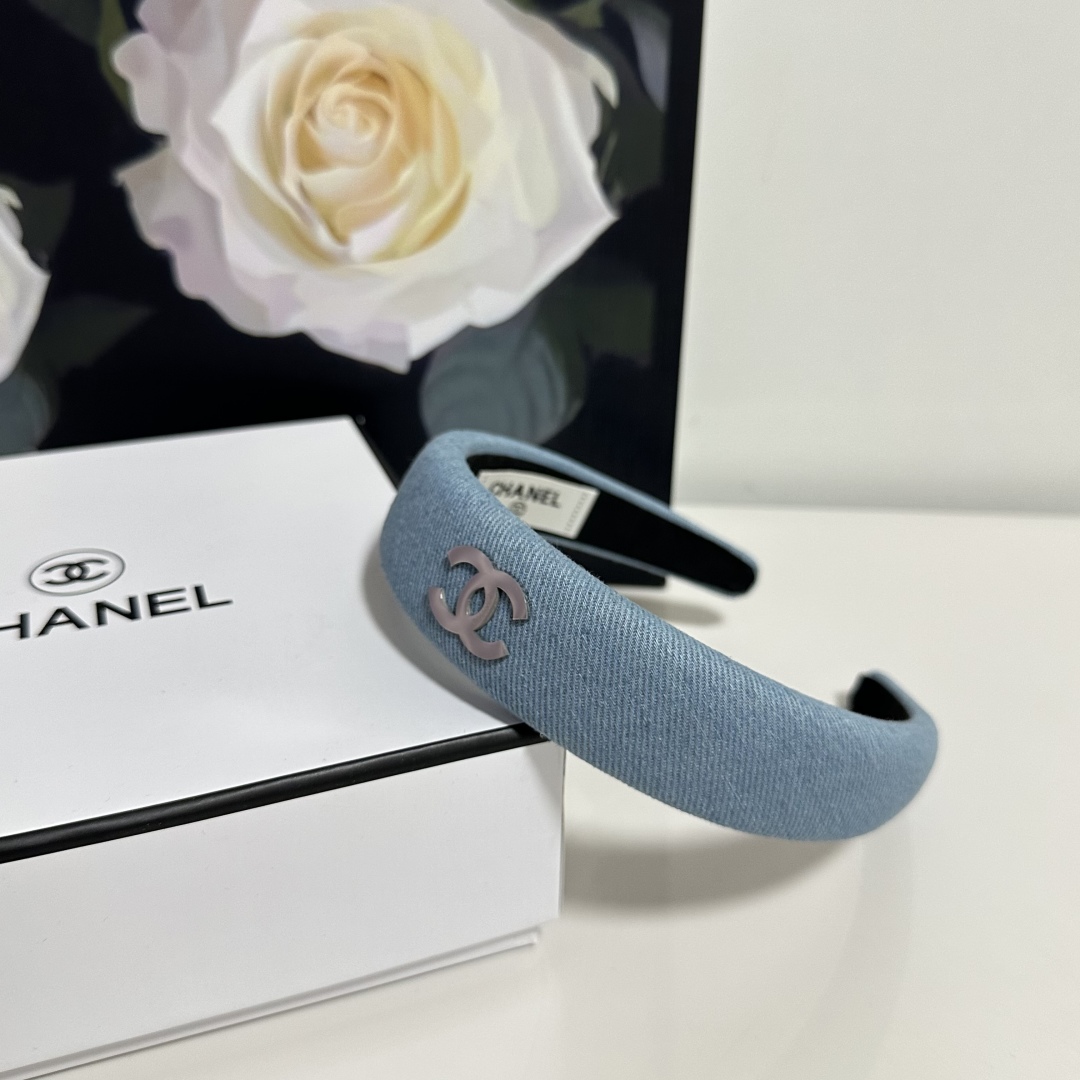 配专柜包装
Chanel（香奈儿）最新官网同款发箍
小仙女入手
特殊材质 不嘞头
可盐可甜～