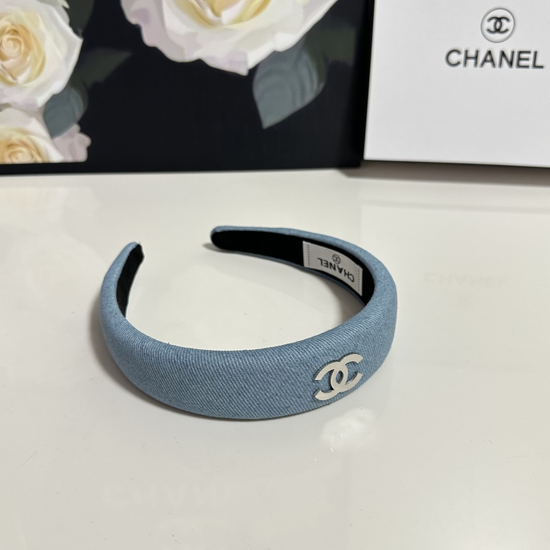  配专柜包装
Chanel（香奈儿）最新官网同款发箍
小仙女入手
特殊材质 不嘞头
可盐可甜～
