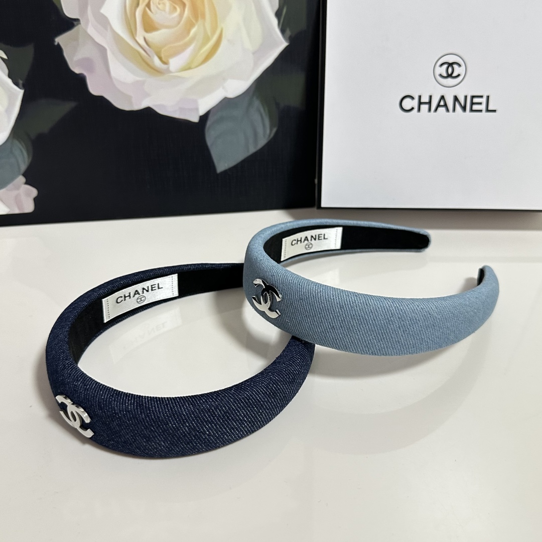  配专柜包装
Chanel（香奈儿）最新官网同款发箍
小仙女入手
特殊材质 不嘞头
可盐可甜～