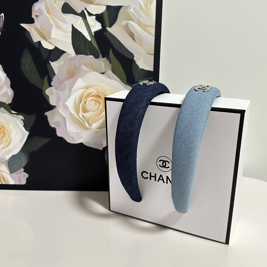  配专柜包装
Chanel（香奈儿）最新官网同款发箍
小仙女入手
特殊材质 不嘞头
可盐可甜～