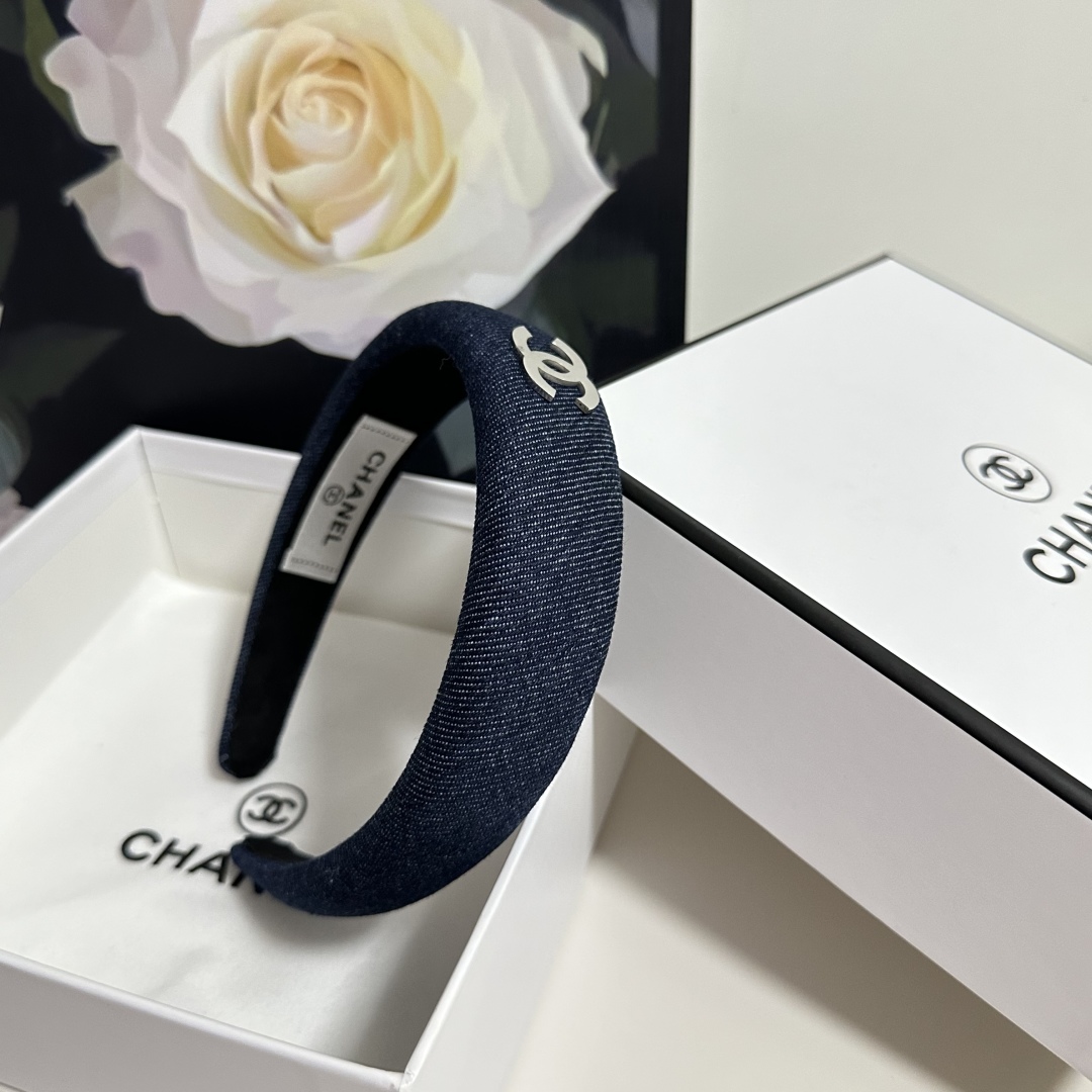  配专柜包装
Chanel（香奈儿）最新官网同款发箍
小仙女入手
特殊材质 不嘞头
可盐可甜～