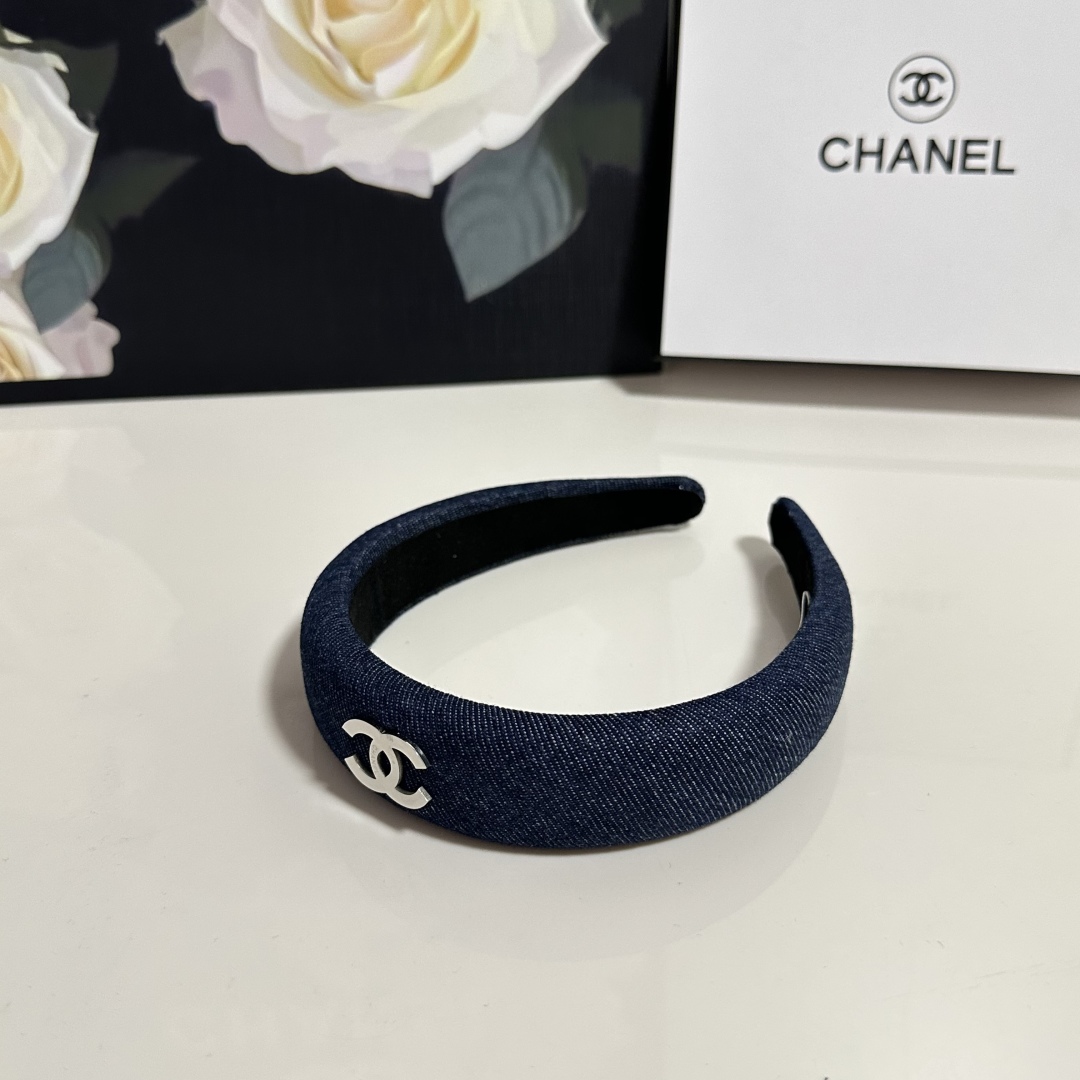  配专柜包装
Chanel（香奈儿）最新官网同款发箍
小仙女入手
特殊材质 不嘞头
可盐可甜～