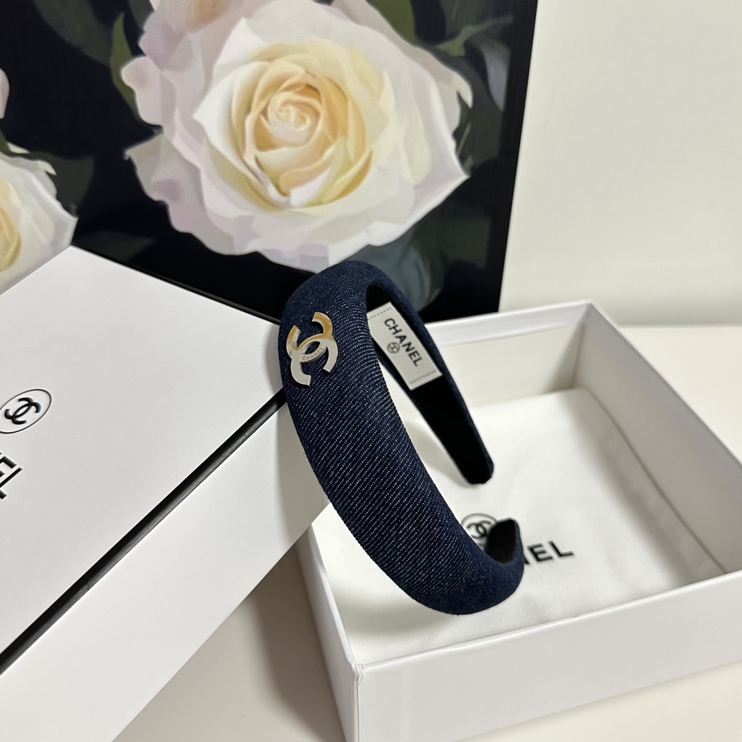  配专柜包装
Chanel（香奈儿）最新官网同款发箍
小仙女入手
特殊材质 不嘞头
可盐可甜～