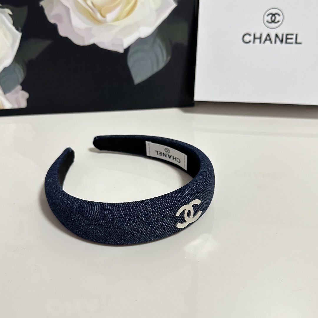  配专柜包装
Chanel（香奈儿）最新官网同款发箍
小仙女入手
特殊材质 不嘞头
可盐可甜～