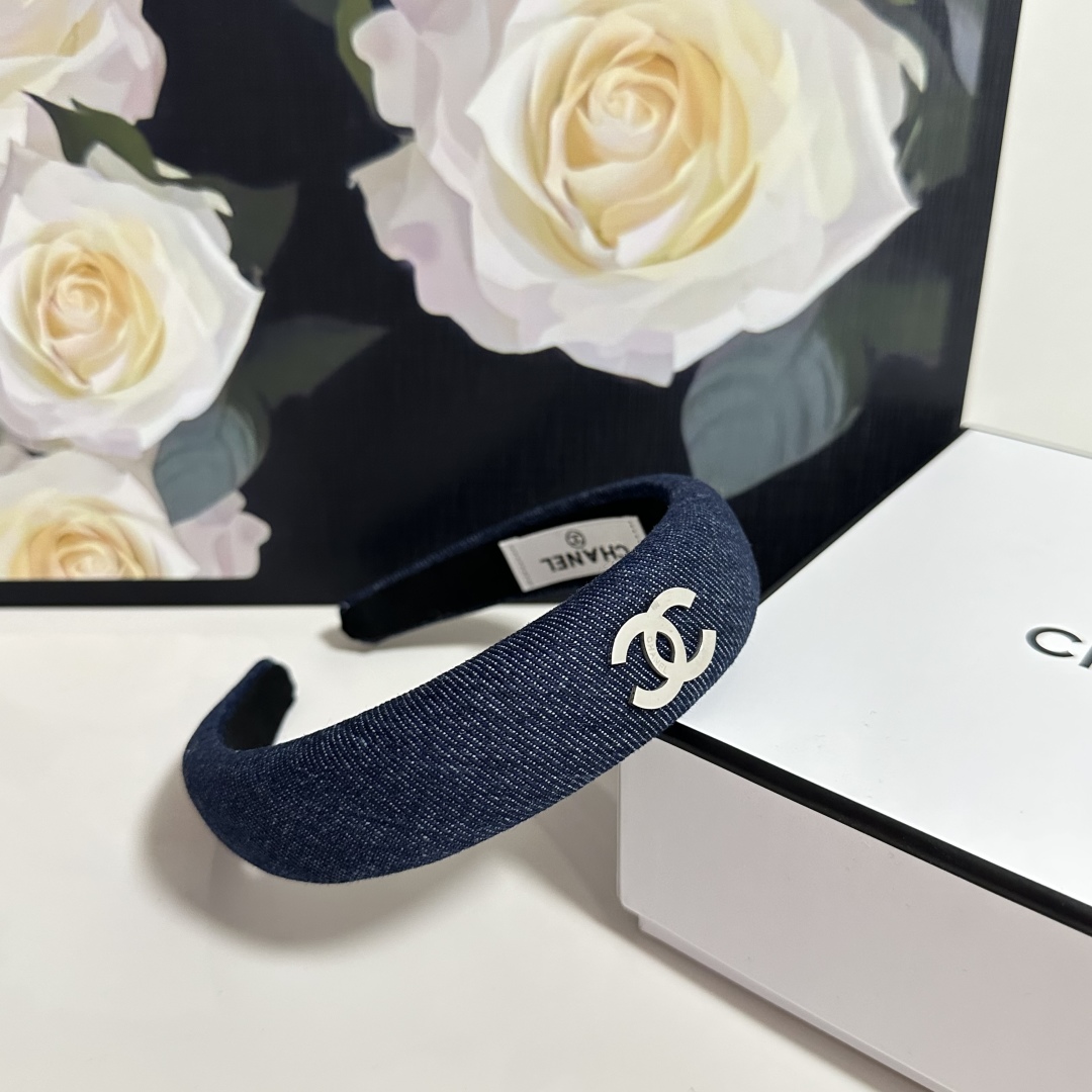  配专柜包装
Chanel（香奈儿）最新官网同款发箍
小仙女入手
特殊材质 不嘞头
可盐可甜～