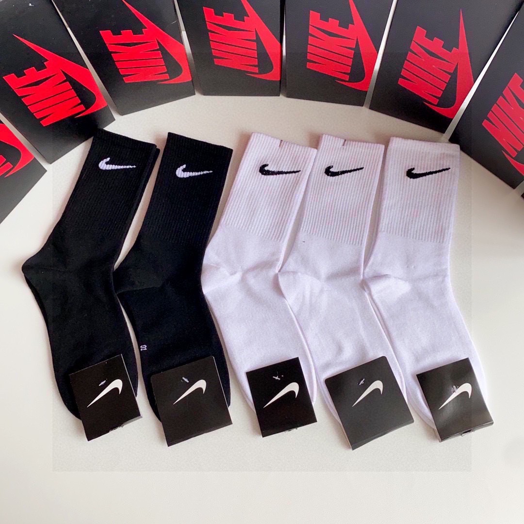 💛配包装
NIKE（耐克）新款经典中长款堆堆袜袜子！一盒五双， 专柜同步筒袜袜子，💛大牌出街，潮人必备。