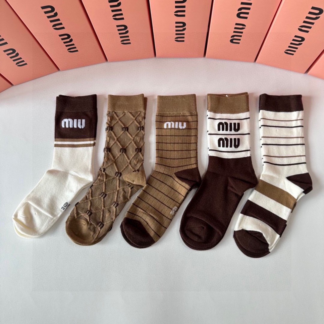  💛配专柜包装
MiuMiu（缪缪）新款中长筒堆堆袜袜子！一盒五双，专柜同步筒袜袜子，💛大牌出街，潮人必