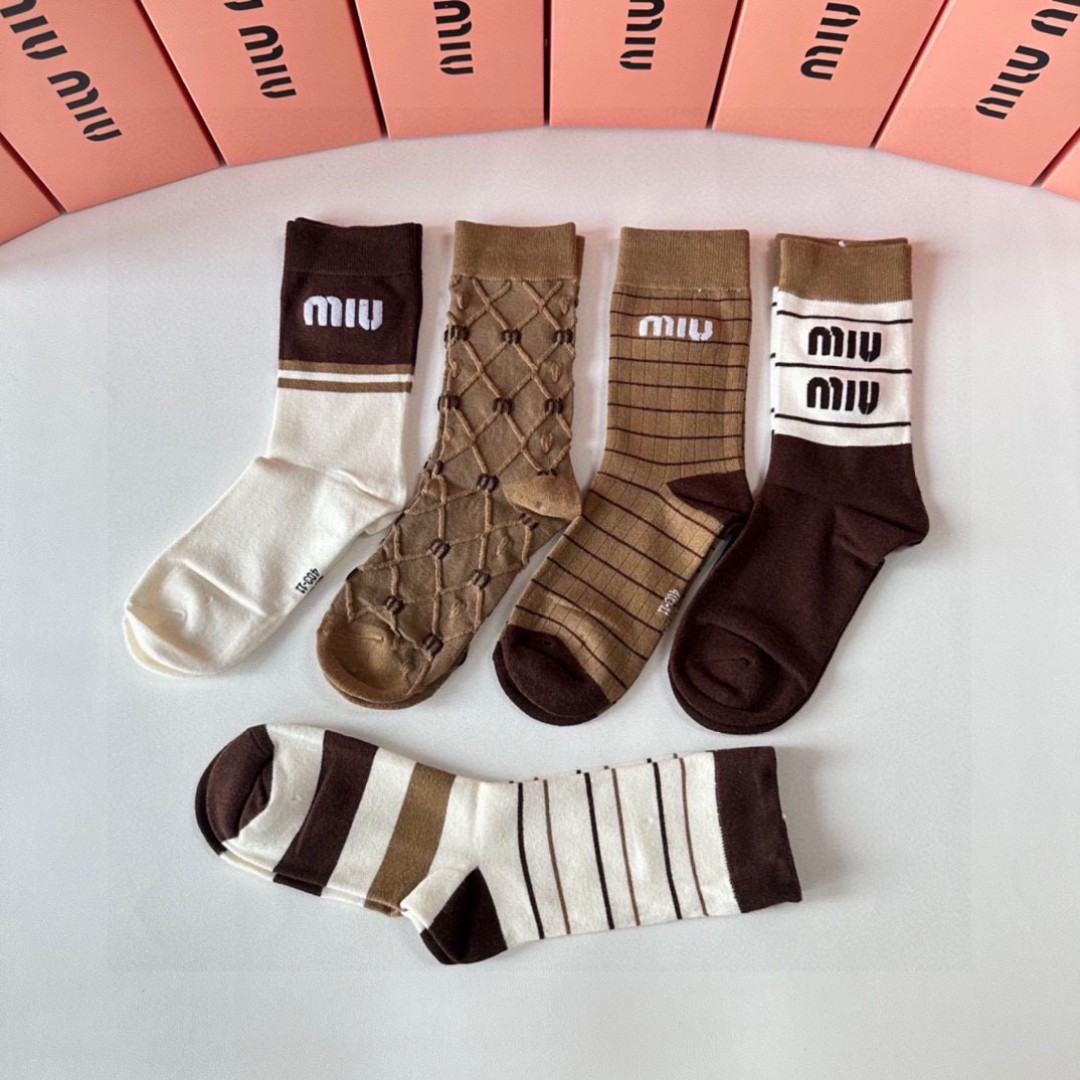  💛配专柜包装
MiuMiu（缪缪）新款中长筒堆堆袜袜子！一盒五双，专柜同步筒袜袜子，💛大牌出街，潮人必