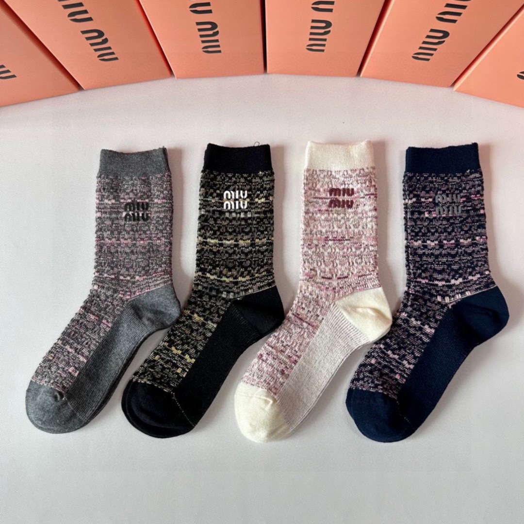  💛配专柜包装
MiuMiu（缪缪）新款双针饰品袜中长款堆堆袜袜子！一盒四双，专柜同步筒袜袜子，大牌出街