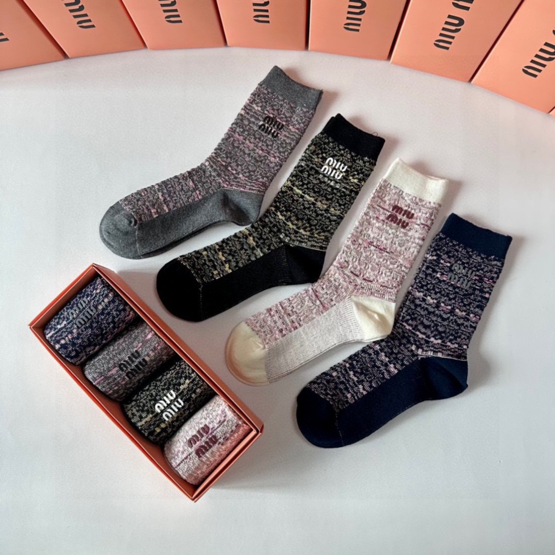  💛配专柜包装
MiuMiu（缪缪）新款双针饰品袜中长款堆堆袜袜子！一盒四双，专柜同步筒袜袜子，大牌出街