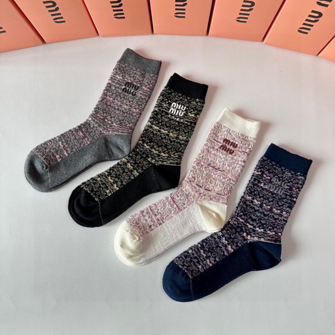  💛配专柜包装
MiuMiu（缪缪）新款双针饰品袜中长款堆堆袜袜子！一盒四双，专柜同步筒袜袜子，大牌出街