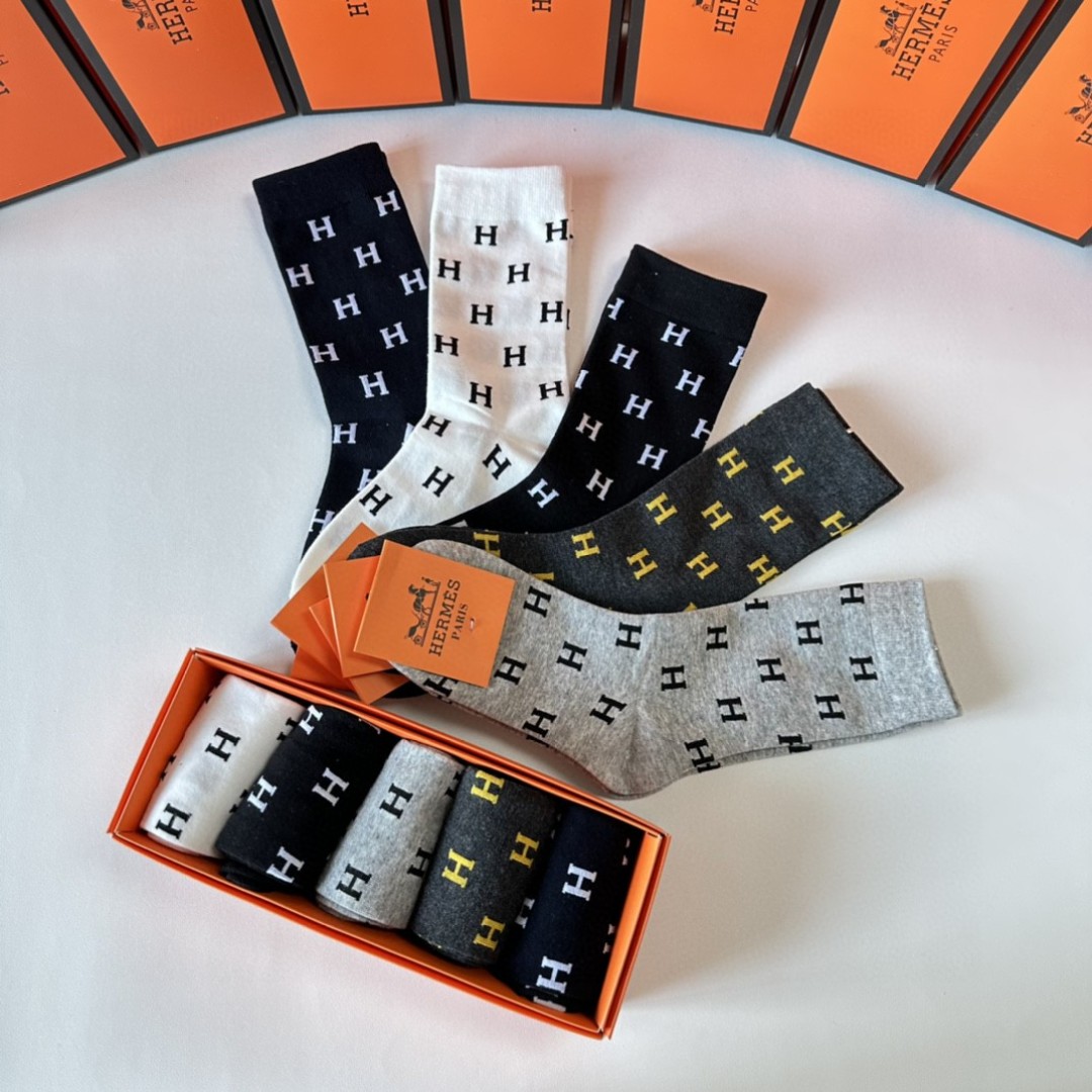  💛配专柜包装
Hermes （爱马仕）新款中长款堆堆袜袜子！一盒五双，专柜同步筒袜袜子，💛大牌出街，潮