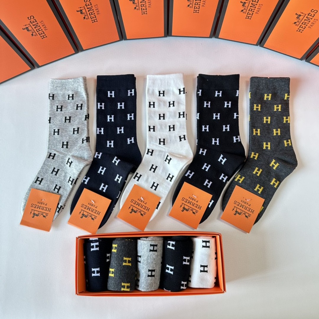  💛配专柜包装
Hermes （爱马仕）新款中长款堆堆袜袜子！一盒五双，专柜同步筒袜袜子，💛大牌出街，潮