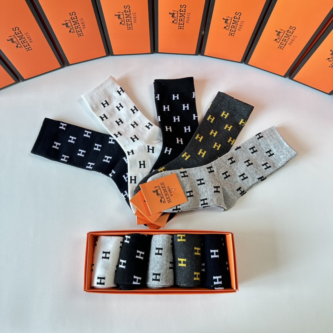  💛配专柜包装
Hermes （爱马仕）新款中长款堆堆袜袜子！一盒五双，专柜同步筒袜袜子，💛大牌出街，潮