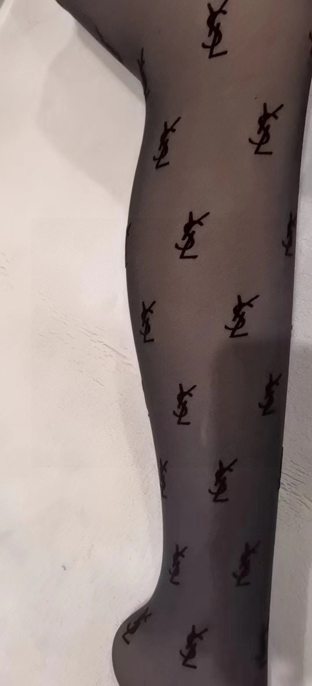  配专柜包装
YSL（圣罗兰）植绒版本#火爆欧美丝袜，光腿季节已过色这种天气太太需要丝袜了。 出口日本专