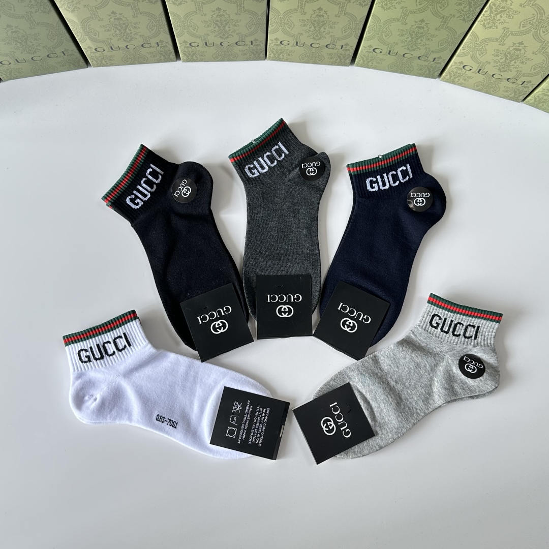  💛配包装
Gucci（古驰）新款经典中短款堆堆袜袜子！一盒五双， 专柜同步筒款袜子，💛大牌出街，潮人必