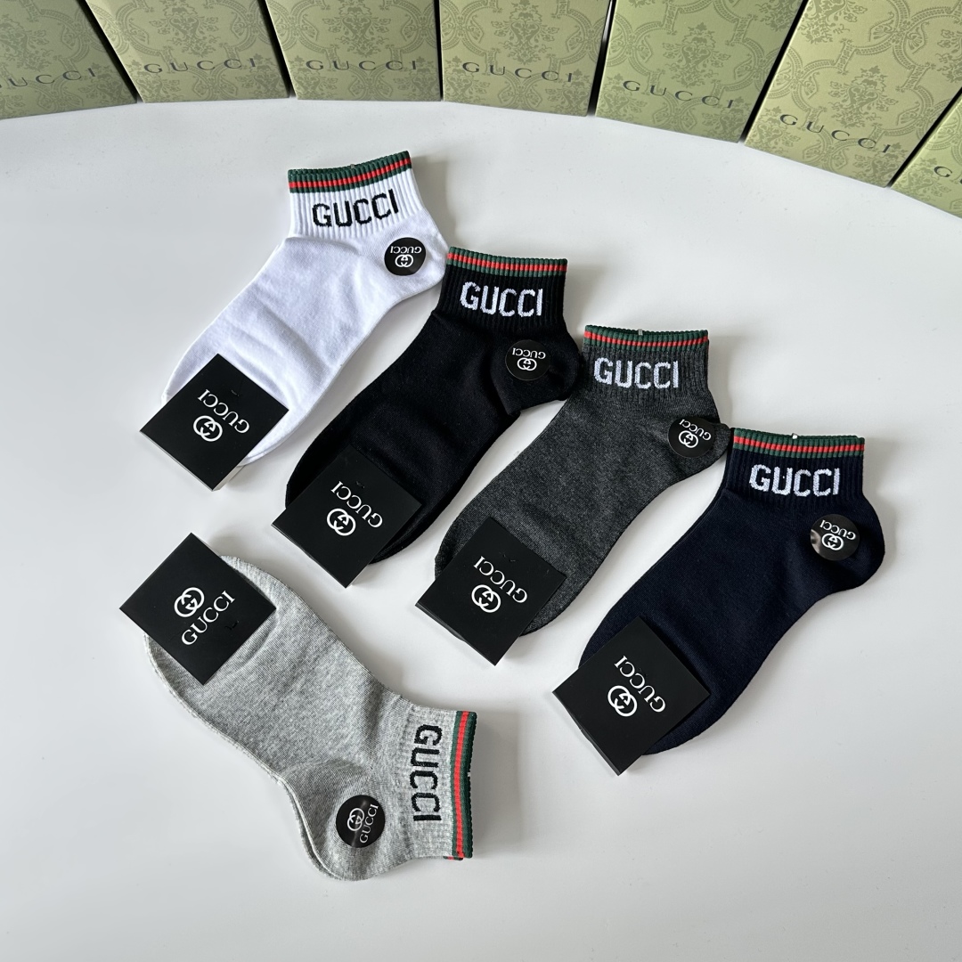  💛配包装
Gucci（古驰）新款经典中短款堆堆袜袜子！一盒五双， 专柜同步筒款袜子，💛大牌出街，潮人必