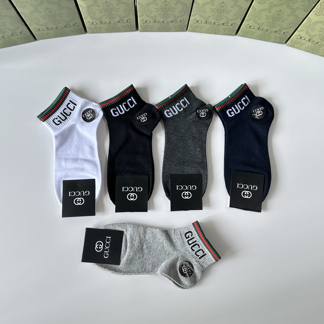  💛配包装
Gucci（古驰）新款经典中短款堆堆袜袜子！一盒五双， 专柜同步筒款袜子，💛大牌出街，潮人必