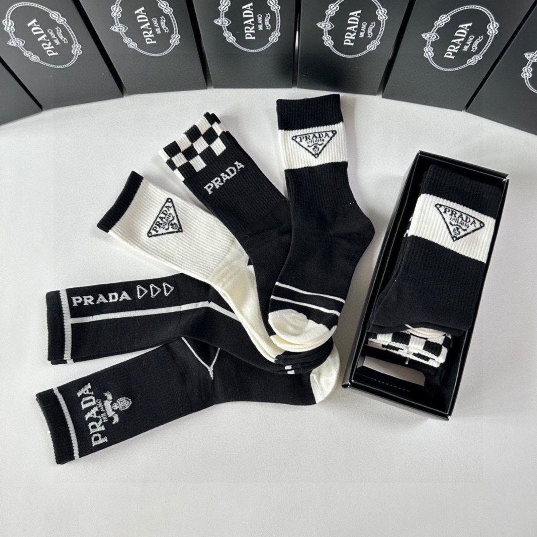  💛配专柜包装
PRADA（普拉达）新款中长款堆堆袜袜子！一盒五双，专柜同步筒袜袜子，💛大牌出街，潮人必