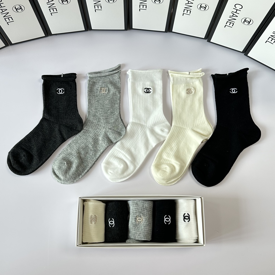 💛配包装
Chanel（香奈儿）新款经典刺绣中长款堆堆袜袜子！一盒五双， 专柜同步筒袜袜子，💛大牌出街，