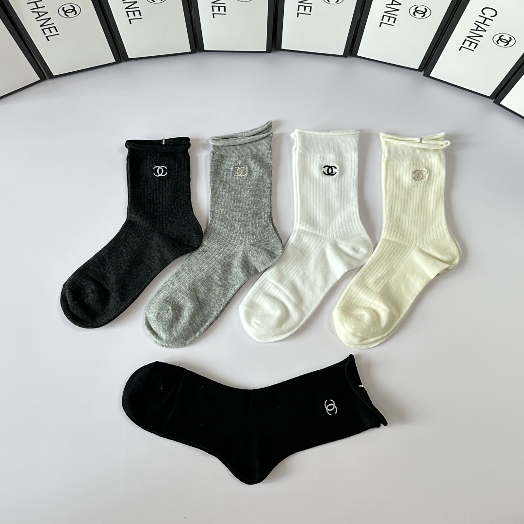 💛配包装
Chanel（香奈儿）新款经典刺绣中长款堆堆袜袜子！一盒五双， 专柜同步筒袜袜子，💛大牌出街，