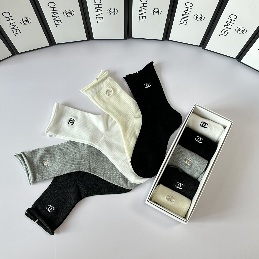 💛配包装
Chanel（香奈儿）新款经典刺绣中长款堆堆袜袜子！一盒五双， 专柜同步筒袜袜子，💛大牌出街，