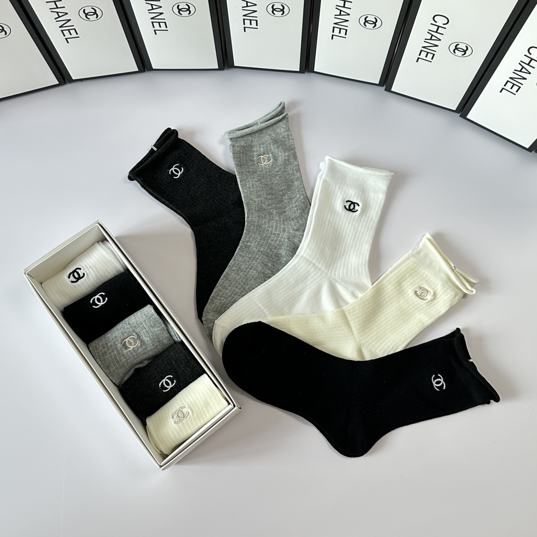 💛配包装
Chanel（香奈儿）新款经典刺绣中长款堆堆袜袜子！一盒五双， 专柜同步筒袜袜子，💛大牌出街，