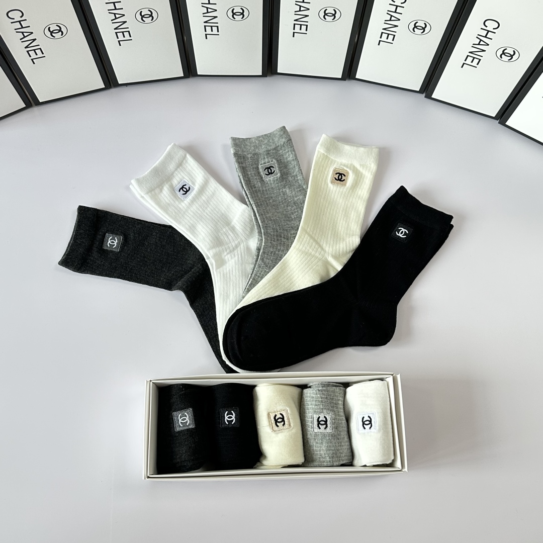 💛配包装
Chanel（香奈儿）新款经典刺绣中长款堆堆袜袜子！一盒五双， 专柜同步筒袜袜子，💛大牌出街，