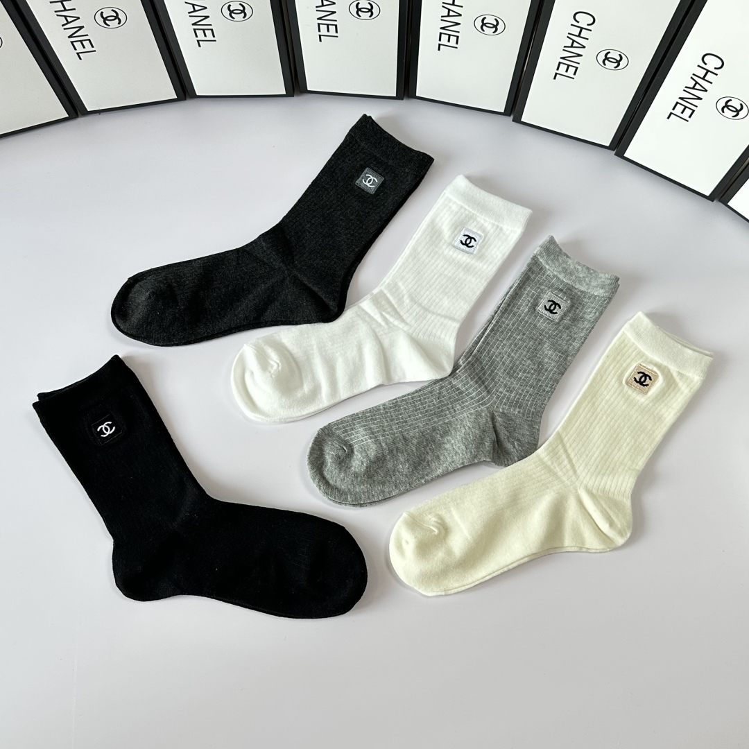 💛配包装
Chanel（香奈儿）新款经典刺绣中长款堆堆袜袜子！一盒五双， 专柜同步筒袜袜子，💛大牌出街，