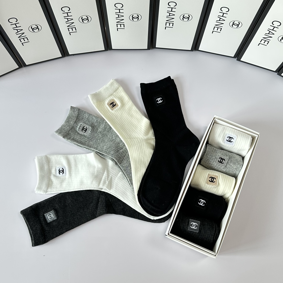 💛配包装
Chanel（香奈儿）新款经典刺绣中长款堆堆袜袜子！一盒五双， 专柜同步筒袜袜子，💛大牌出街，