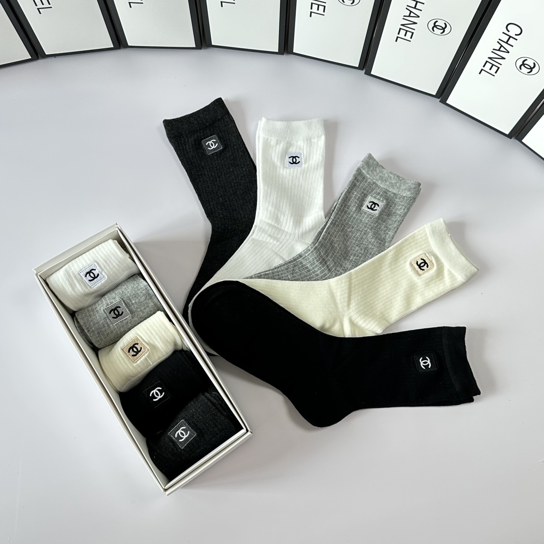 💛配包装
Chanel（香奈儿）新款经典刺绣中长款堆堆袜袜子！一盒五双， 专柜同步筒袜袜子，💛大牌出街，
