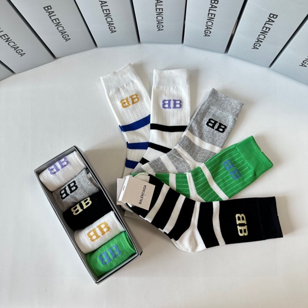  💛配专柜包装
Balenciaga（巴黎世家）新款中长款堆堆袜袜子！一盒五双，专柜同步筒袜袜子，💛大牌