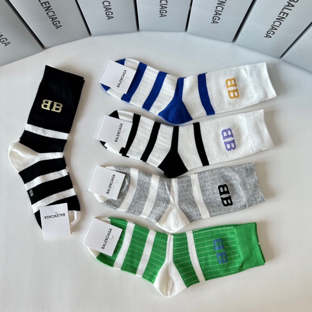  💛配专柜包装
Balenciaga（巴黎世家）新款中长款堆堆袜袜子！一盒五双，专柜同步筒袜袜子，💛大牌