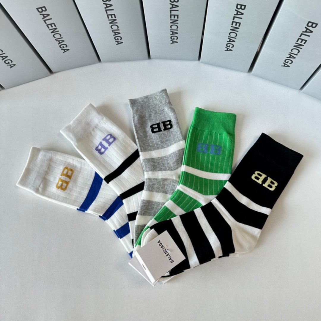  💛配专柜包装
Balenciaga（巴黎世家）新款中长款堆堆袜袜子！一盒五双，专柜同步筒袜袜子，💛大牌