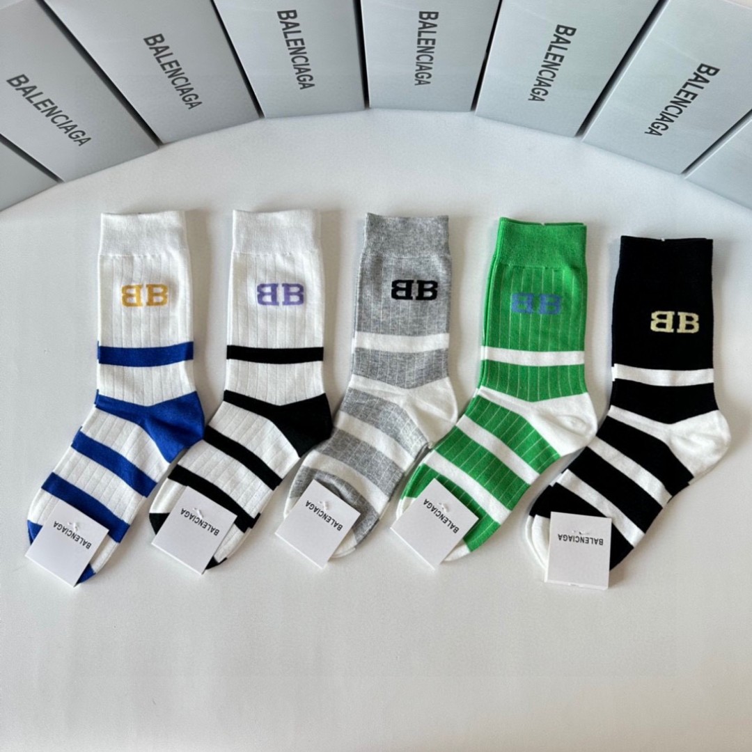  💛配专柜包装
Balenciaga（巴黎世家）新款中长款堆堆袜袜子！一盒五双，专柜同步筒袜袜子，💛大牌