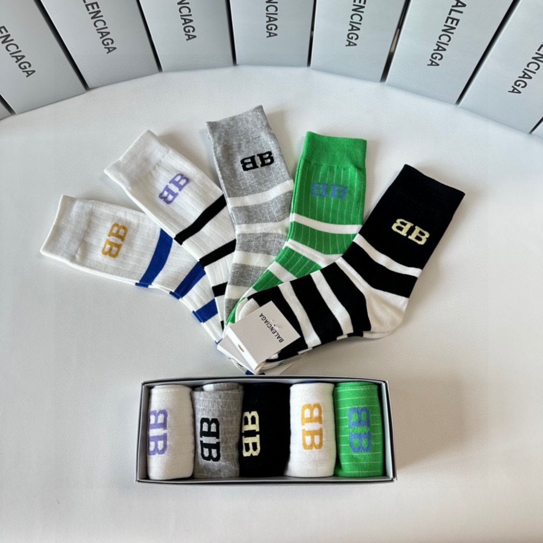  💛配专柜包装
Balenciaga（巴黎世家）新款中长款堆堆袜袜子！一盒五双，专柜同步筒袜袜子，💛大牌
