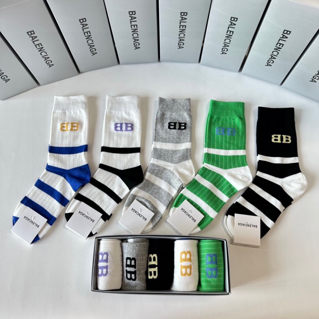  💛配专柜包装
Balenciaga（巴黎世家）新款中长款堆堆袜袜子！一盒五双，专柜同步筒袜袜子，💛大牌