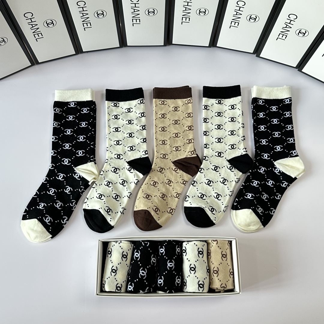 💛配包装
Chanel（香奈儿）新款经典中长款堆堆袜袜子！一盒五双， 专柜同步筒袜袜子，💛大牌出街，潮人