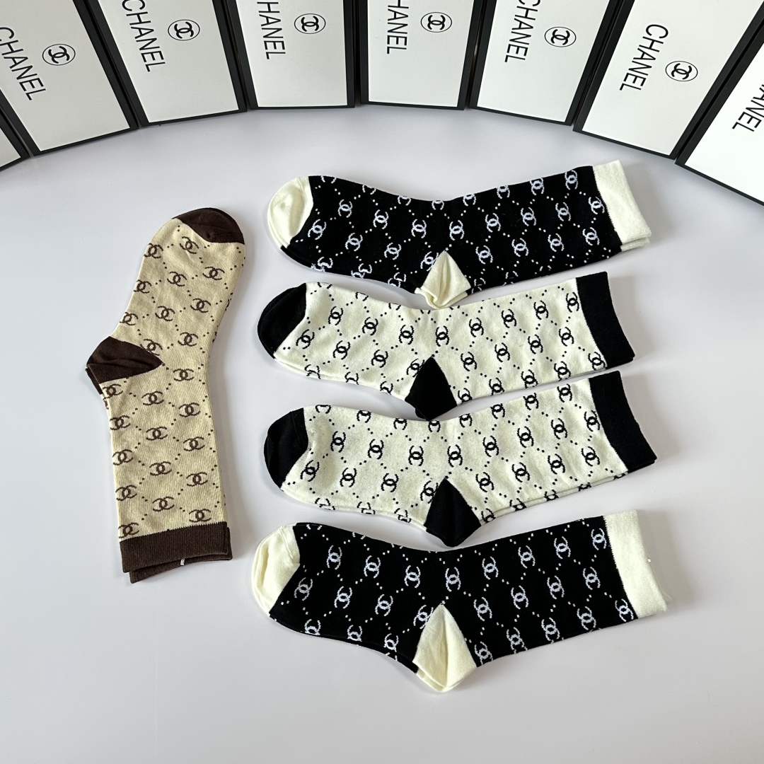💛配包装
Chanel（香奈儿）新款经典中长款堆堆袜袜子！一盒五双， 专柜同步筒袜袜子，💛大牌出街，潮人