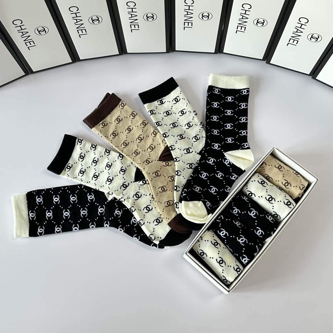 💛配包装
Chanel（香奈儿）新款经典中长款堆堆袜袜子！一盒五双， 专柜同步筒袜袜子，💛大牌出街，潮人