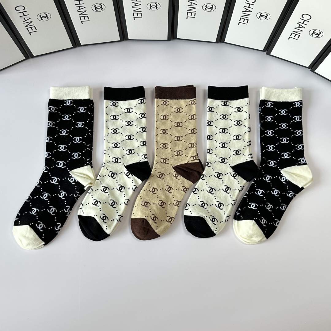 💛配包装
Chanel（香奈儿）新款经典中长款堆堆袜袜子！一盒五双， 专柜同步筒袜袜子，💛大牌出街，潮人