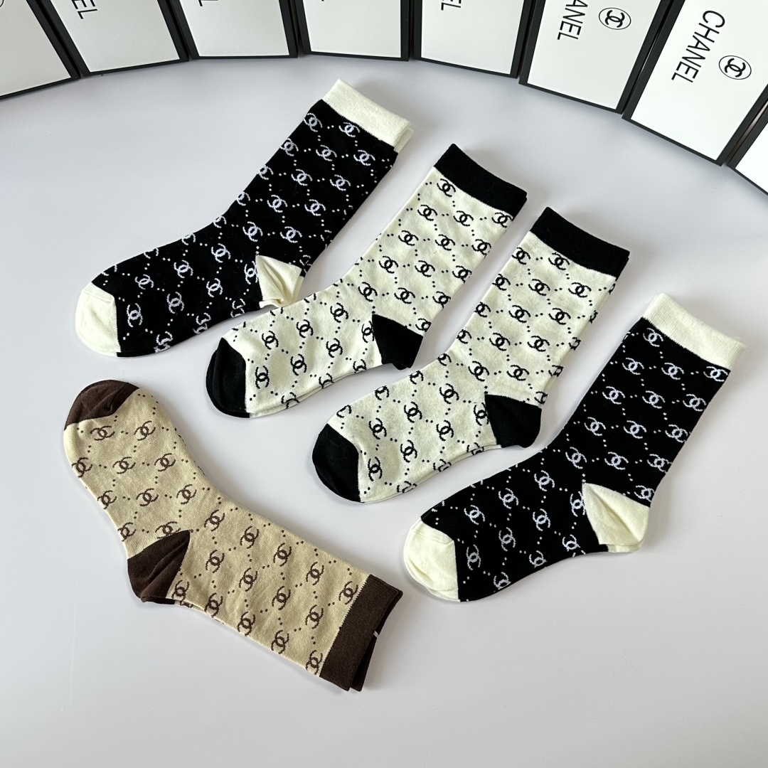 💛配包装
Chanel（香奈儿）新款经典中长款堆堆袜袜子！一盒五双， 专柜同步筒袜袜子，💛大牌出街，潮人