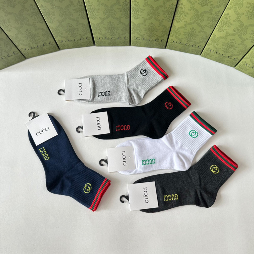  💛配专柜包装
Gucci（古驰）新款中长款堆堆袜袜子！一盒五双，专柜同步筒袜袜子，大牌出街，潮人必备。