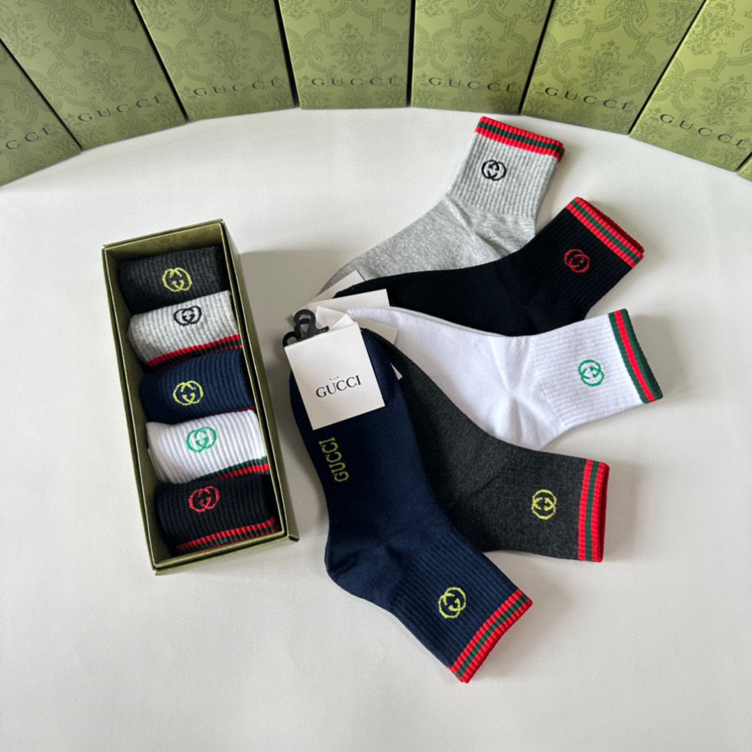  💛配专柜包装
Gucci（古驰）新款中长款堆堆袜袜子！一盒五双，专柜同步筒袜袜子，大牌出街，潮人必备。
