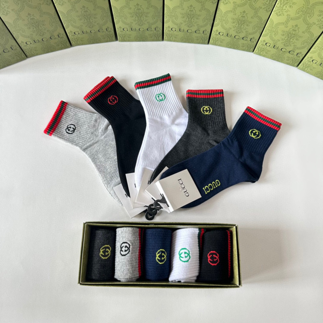  💛配专柜包装
Gucci（古驰）新款中长款堆堆袜袜子！一盒五双，专柜同步筒袜袜子，大牌出街，潮人必备。