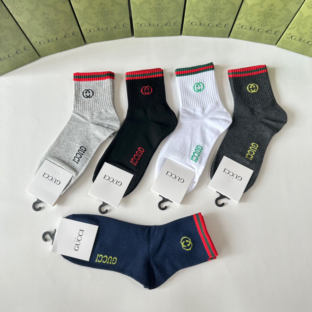  💛配专柜包装
Gucci（古驰）新款中长款堆堆袜袜子！一盒五双，专柜同步筒袜袜子，大牌出街，潮人必备。