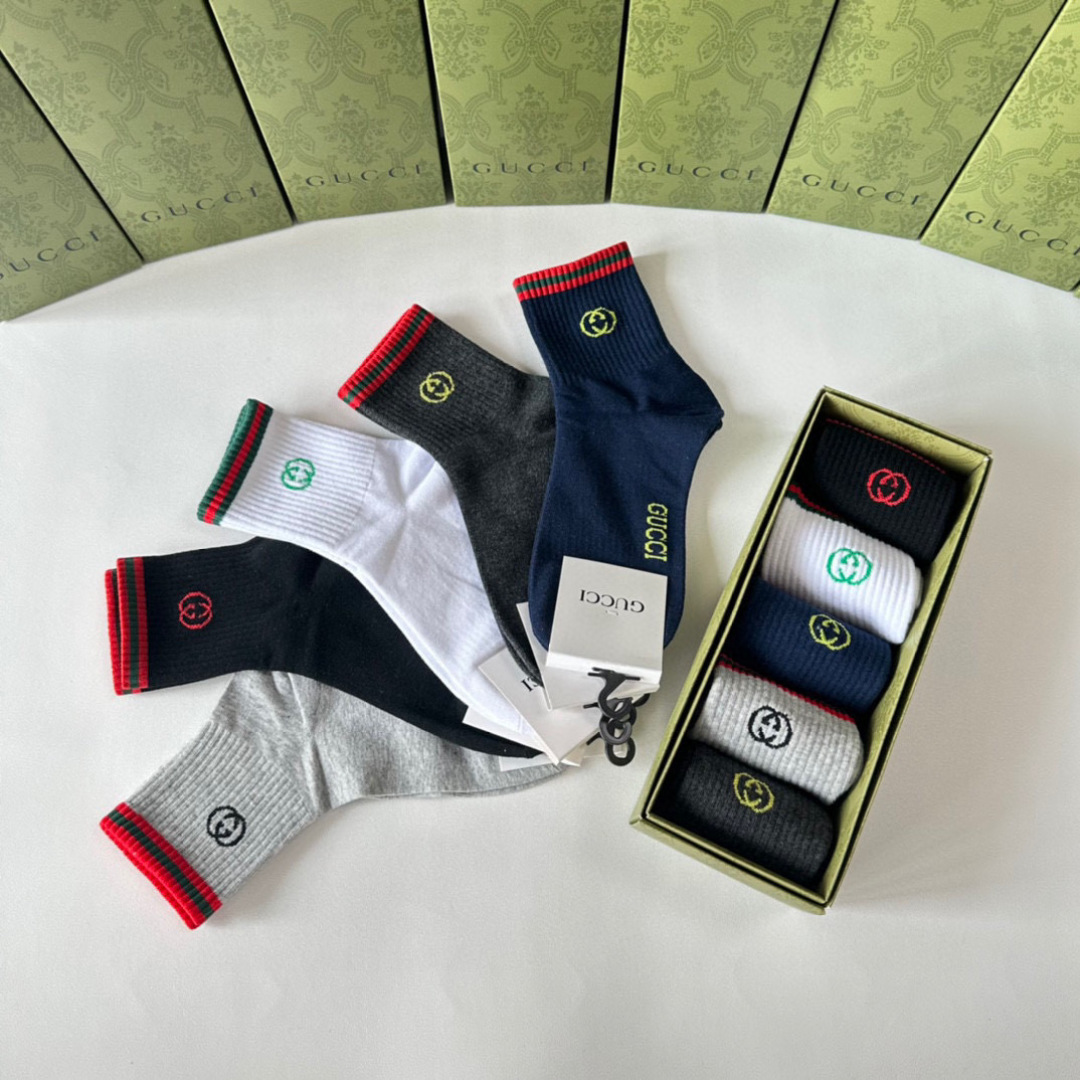  💛配专柜包装
Gucci（古驰）新款中长款堆堆袜袜子！一盒五双，专柜同步筒袜袜子，大牌出街，潮人必备。